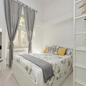 Castro Pretorio -1st Floor Of Historic Mansion With Lift, Comfortable, Baby Friendly, Bike Parking, Quiet And Guarded Area In Front Of Officers Headquarters 5 Minutes Walk From Termini Railway & Metro Station - Genuine Guest Care In 4 Lang Apartamento